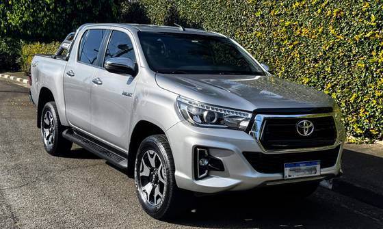 TOYOTA HILUX 2.8 SRX 4X4 CD 16V DIESEL 4P AUTOMÁTICO